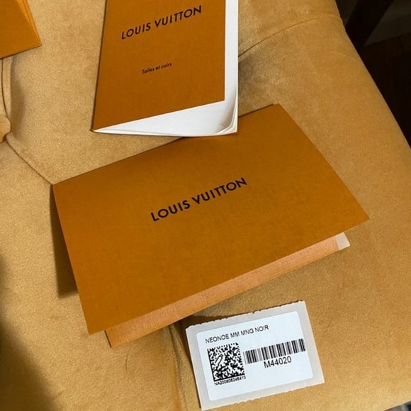 Authentic Louis Vuitton Neo Noe in Noir - Picture 5 of 14